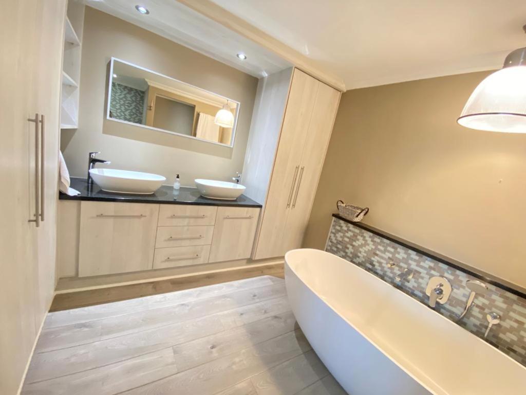 Loddey'S Self Catering Apartments - By Beach Collection 斯特兰德 外观 照片